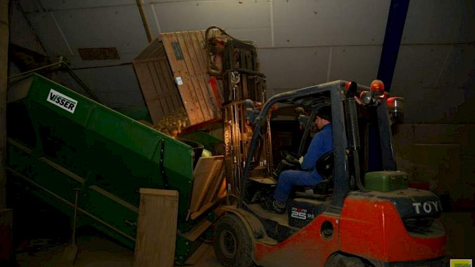 De aardappelen worden in kisten gedraaid en gaan de koeling weer in. Een deel van het pootgoed is voor hun eigen teelt voor volgend jaar, de rest wordt in februari afgeleverd. De Weerd teelt zijn aardappelen voor Europlant.