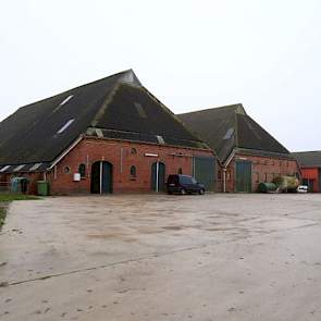 Het woonhuis van de boerderij van De Weerd stamt uit 1814, de schuur is in 1901 herbouwd na een brand in het jaar daarvoor. De rode schuur stamt uit 1992, en in 2006 heeft hij er een tweede schuur bij gebouwd.