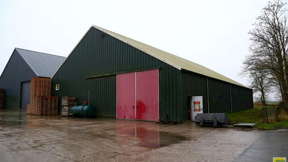 De sorteerinstallatie staat in de schuur met de rode deur. Deze schuur stamt uit 2002. De schuur ernaast is de koeling, waarin nu voor het tweede seizoen aardappelen zijn bewaard. De oorspronkelijke boerderij stamt uit het begin van de twintigste eeuw, de