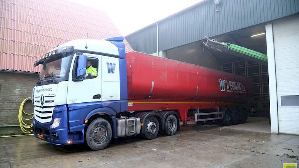 De uien worden vervoerd door transportbedrijf Wiegmink. Dit bedrijf zit volop in de uien: elke dag rijden er zeven wagens rond om uien te vervoeren voor Waterman, zegt planner Frans Groenhof.