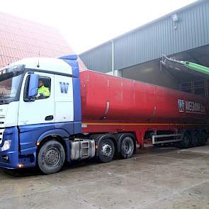 De uien worden vervoerd door transportbedrijf Wiegmink. Dit bedrijf zit volop in de uien: elke dag rijden er zeven wagens rond om uien te vervoeren voor Waterman, zegt planner Frans Groenhof.