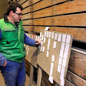 Ondanks alle automatisering is er ook nog 'ouderwets' handwerk te vinden. Medewerker Jildert Stienstra noteert op briefjes van welk aardappelras een kuubskist uit de koeling is gehaald.