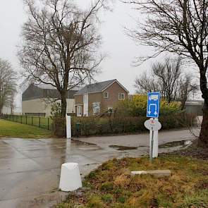 De boerderij van Bovee is in de loop der jaren flink uitgebouwd. Op het erf staat een werktuigenschuur uit 1994, vier jaar later verscheen er een schuur voor de bewaring van consumptieaardappelen (rechts op de foto). De bewaarschuur is in 2011 gebouwd.