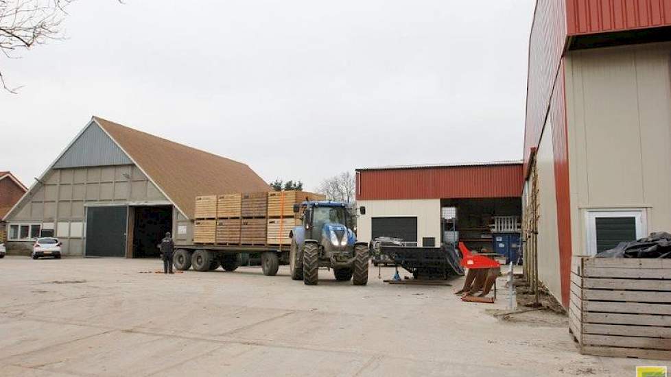 Vos sorteert ook aardappelen voor derden. Een collega teler haalt zijn kisten op. Ook de oude schokbetonschuur staat nog het erf, deze dient vooral als machineberging en kantine.