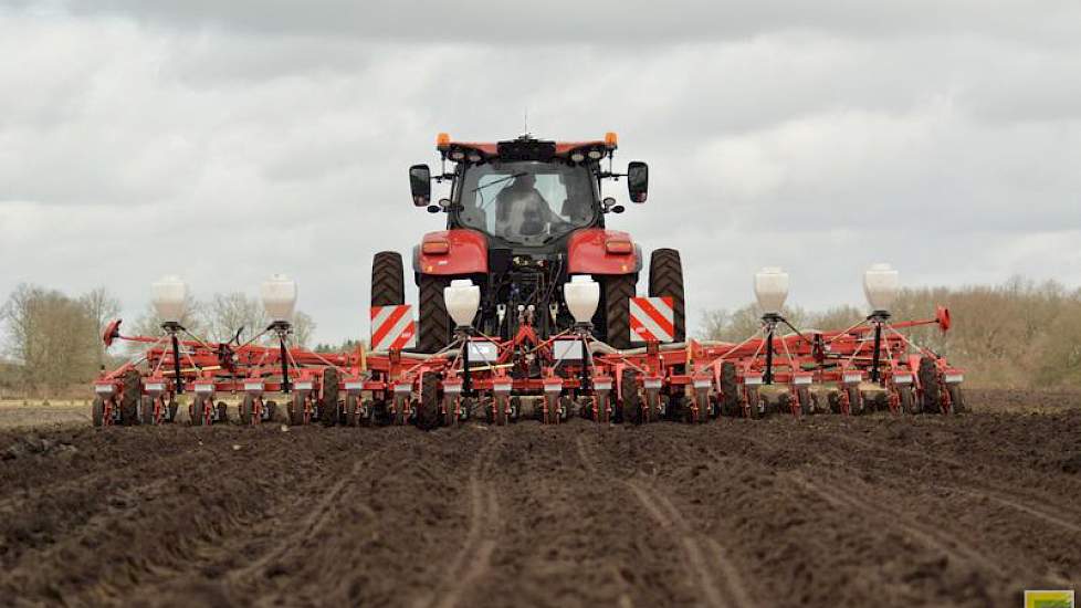 Coöperatie Weco De Hondsrug zaait zijn eerste bieten met de nieuwe 18-rijige Accord Monopill SE bietenzaaimachine.