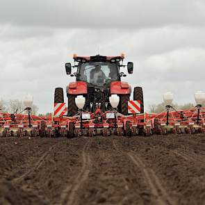 Coöperatie Weco De Hondsrug zaait zijn eerste bieten met de nieuwe 18-rijige Accord Monopill SE bietenzaaimachine.