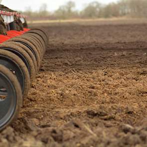 Omdat het areaal bieten dit jaar in het werkgebied van Weco De Hondsrug flink is gegroeid na het wegvallen van het quotum, heeft de loonwerker besloten één 12-rijer aan te houden. ‘Een groei van 15 tot zelfs 20 procent in het areaal bieten is hier zeker m