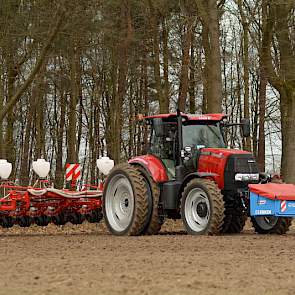 Bij de nieuwe zaaimachine is ook een nieuwe trekker aangeschaft: een Case 165.