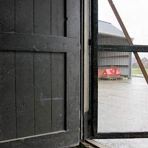 Met een hordeur aan de voor- en achterkant ontstaat er voldoende ventilatie in de ruimte.