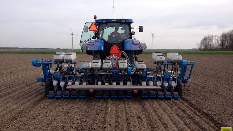 Na de zaai gaat de TopBodem-deelnemer compost toepassen. Zo kan hij het effect op de plantuitval vergelijken in stroken met en zonder compost. Binnen de stroken komen lichtere en zwaardere stukken voor.