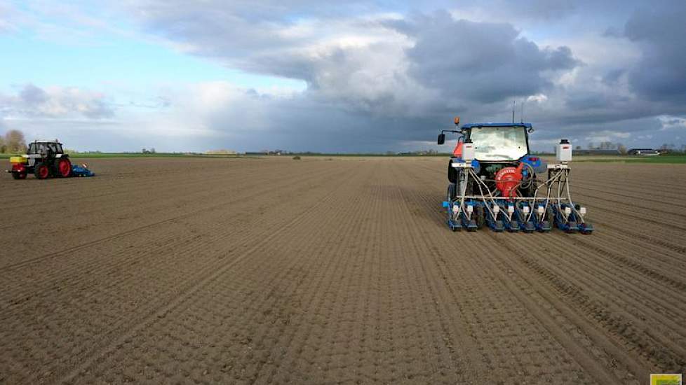 16 april: Het zaaien gebeurde in samenwerking met maatschap Bos uit Saaksum (foto: Arjan Bos)