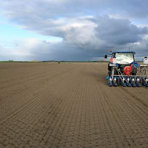 16 april: Het zaaien gebeurde in samenwerking met maatschap Bos uit Saaksum (foto: Arjan Bos)