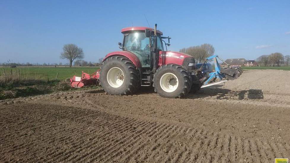 31 maart: Voor het zaaien heeft hij, met de banden op 0,5 bar, het land in één keer klaargelegd met een koppenvlakker en een oude lichte Lely-kopeg.