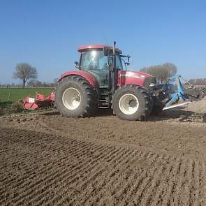 31 maart: Voor het zaaien heeft hij, met de banden op 0,5 bar, het land in één keer klaargelegd met een koppenvlakker en een oude lichte Lely-kopeg.