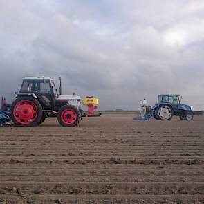 16 april: In de afgelopen week is het laatste uienzaad de grond ingegaan (foto: Arjan Bos)