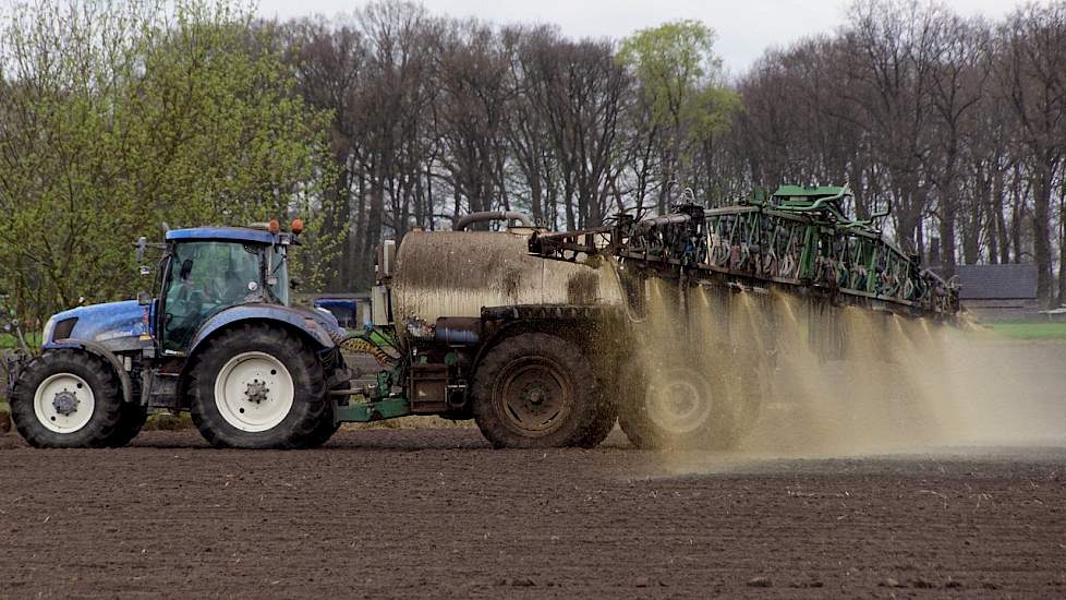 Loonbedrijf Cintégro papierpulp uitrijden op de uien tegen het stuiven Trekkerweb