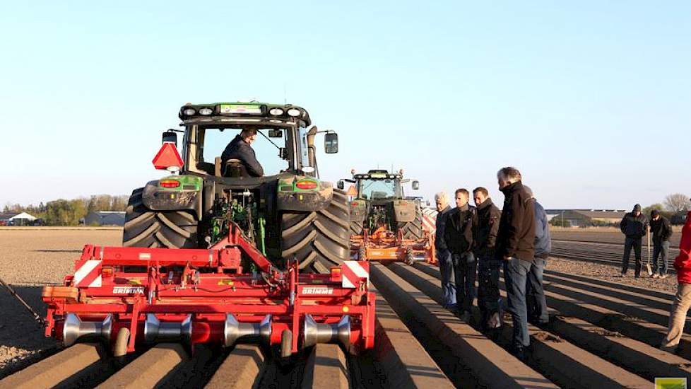 Als derde werd een Grimme frees met wortelset en diabolorollen gedemonstreerd. Deze combinatie freest minder intensief op de plek waar de rug wordt gevormd, zodat de rug een mooie structuur behoudt.