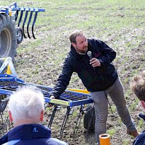 Christoffel den Herder van Delphy geeft uitleg over de machine