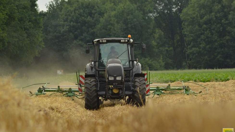 De strohandelaar trok het stro op de kopakkers wat los. Het stro heeft vervolgens een dag kunnen drogen op het land, waarna het is geperst. ‘Mooi voor de regen aan’, zegt Oortwijn.