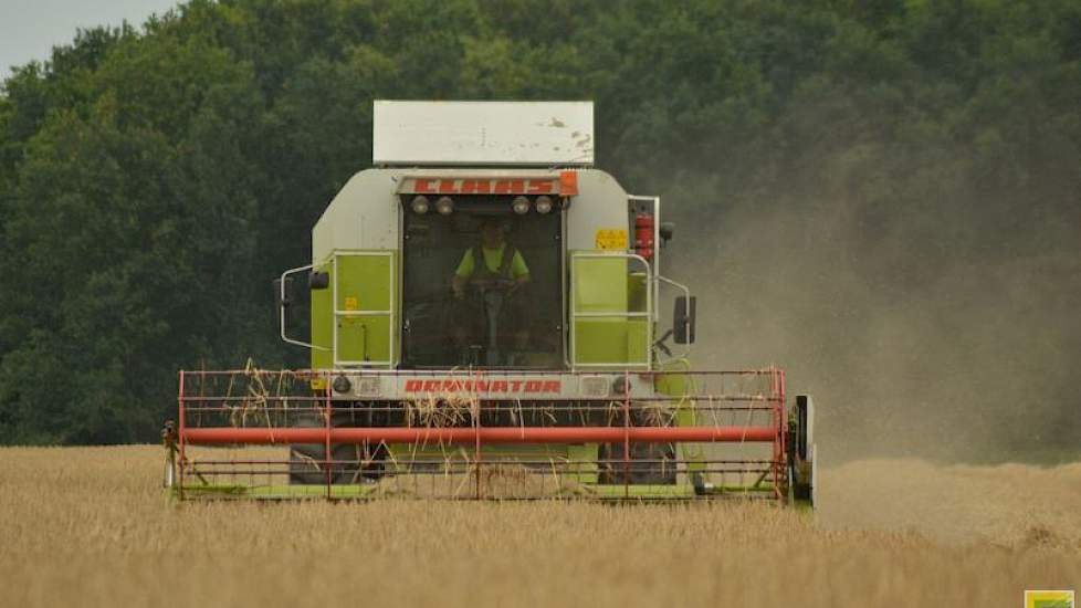 Loonwerker Albert Mantingh dorste de gerst van Oortwijn met een Claas Dominator Maxi uit circa 1995. Een doorsnee machine met een redelijke capaciteit, vindt Oortwijn.