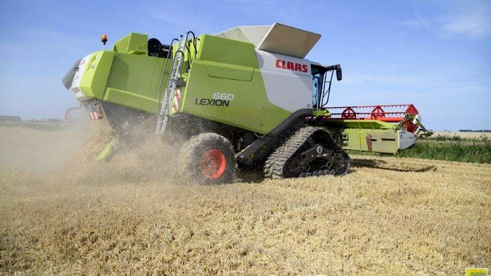 De combine rijdt op Soucy Tracks. 'De bodemdruk is dankzij deze rupsen veel lager dan met banden. Zo kan ik onnodige insporing voorkomen.' Ook twee trekkers van de akkerbouwer zijn voorzien van rupsen.