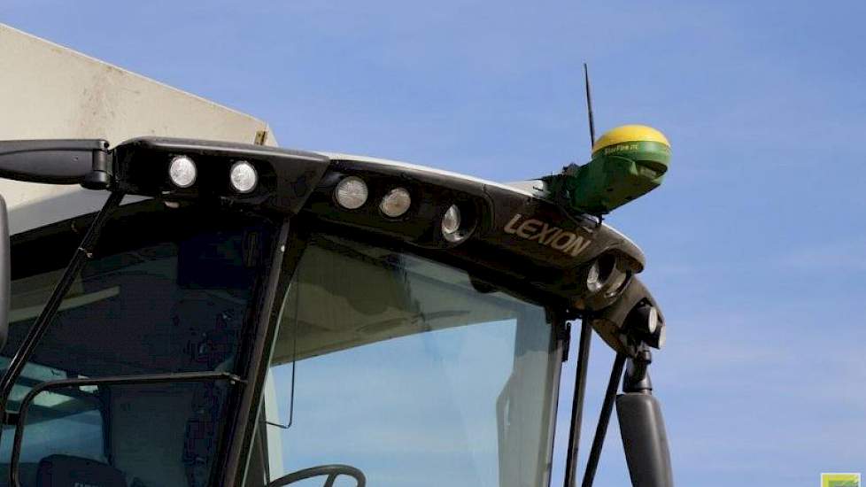 Waalkens heeft gps-techniek van John Deere op zijn combine geïnstalleerd.