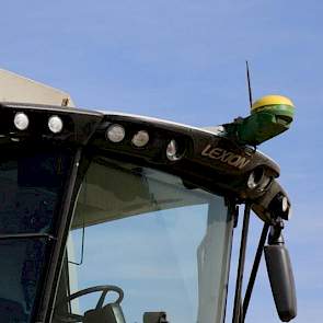 Waalkens heeft gps-techniek van John Deere op zijn combine geïnstalleerd.