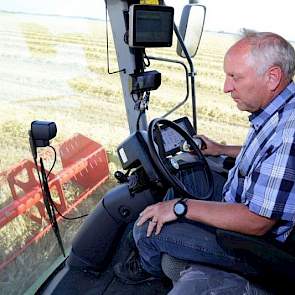 Waalkens merkt in de cabine weinig van de warmte buiten. Dankzij de airco is de binnentemperatuur aangenaam. De radio zorgt voor een goede afleiding.