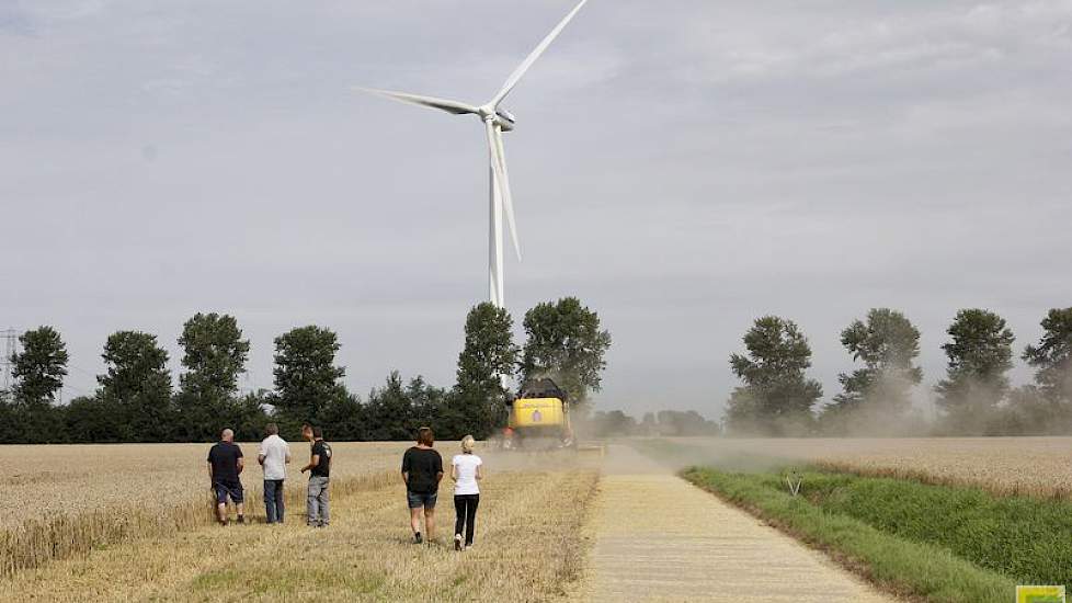 En de familie Witkop wil ook getuige zijn bij de oogst. Na het werk bij Witkop is er nog aardig wat te verzetten. Visser doet jaarlijks tussen de 220 en 250 hectare graan en graszaad met zijn twee combines. „We zijn nu op de helft, maar met beter weer had