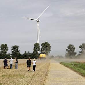 En de familie Witkop wil ook getuige zijn bij de oogst. Na het werk bij Witkop is er nog aardig wat te verzetten. Visser doet jaarlijks tussen de 220 en 250 hectare graan en graszaad met zijn twee combines. „We zijn nu op de helft, maar met beter weer had