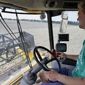 Op de bok zit zoon André Visser. Het loonbedrijf heeft twee combines. Naast deze CX 820 is er ook nog een CX 860, een nieuwer model. „Die kan ook opbrengstkaarten maken. Later maken we taakkaarten voor volgende gewassen waardoor de teler dan kan werken me