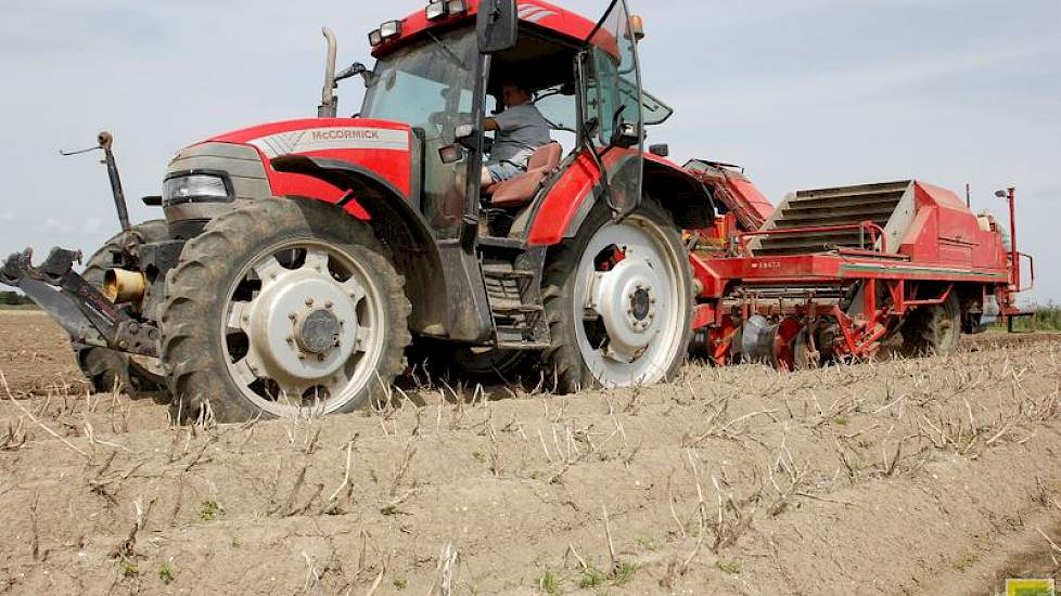 In de McCormick voor de rooier zit Joop Dieleman. De bijrijders zijn twee gepensioneerde buurmannen. Van Dijke is blij met hun inzet. ‘Daarmee hebben we de boel net mooi rond met het rooien.’