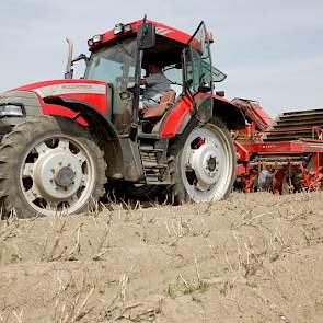 In de McCormick voor de rooier zit Joop Dieleman. De bijrijders zijn twee gepensioneerde buurmannen. Van Dijke is blij met hun inzet. ‘Daarmee hebben we de boel net mooi rond met het rooien.’