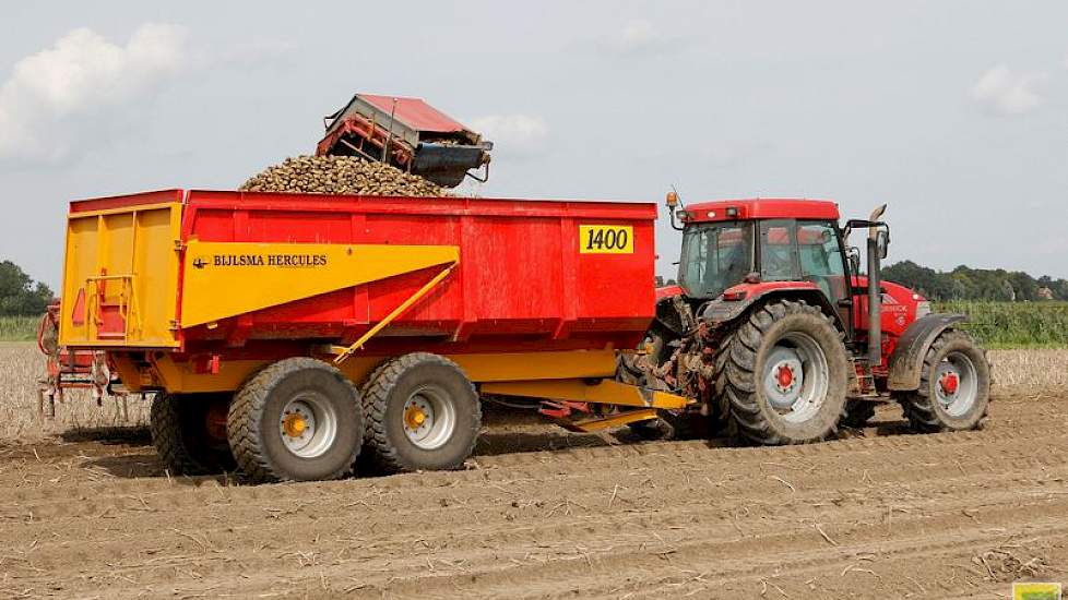 Eerder deze week rooiden Van Dijke en Dieleman aardappelen van het ras Derby, gisteren zijn ze begonnen in het perceel Spunta. Het rooien verloopt redelijk goed, zegt Van Dijke. De aardappelen zijn bestemd voor de vroege export.