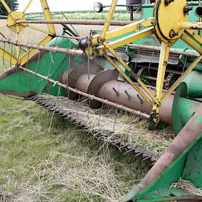 De knipperij is volgens de akkerbouwer het zwakke punt van deze combine. 'Hij slaat snel vast.'