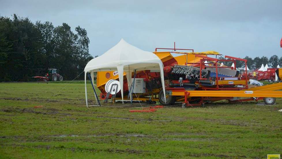 Door de harde wind ging deze tent voortdurend bijna de lucht in. Dankzij de banden bleef hij nog net met twee poten aan de grond.