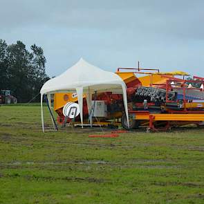 Door de harde wind ging deze tent voortdurend bijna de lucht in. Dankzij de banden bleef hij nog net met twee poten aan de grond.