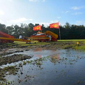 De vlaggen staan strak in de harde wind.