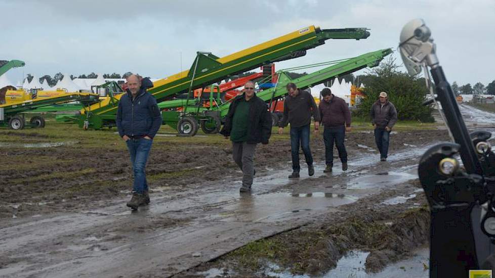 Zo ook deze Duitsers, die speciaal voor PotatoEurope naar Emmeloord zijn gekomen. 'We wisten niet dat het was afgelast, we hebben het niet gelezen', vertelt één van hen. Hier overnachten of morgen terugkomen is voor hen geen optie.