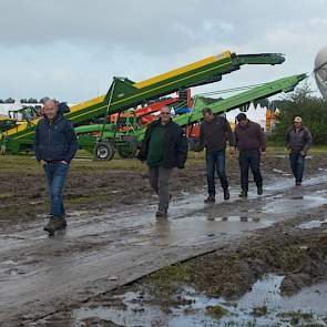 Zo ook deze Duitsers, die speciaal voor PotatoEurope naar Emmeloord zijn gekomen. 'We wisten niet dat het was afgelast, we hebben het niet gelezen', vertelt één van hen. Hier overnachten of morgen terugkomen is voor hen geen optie.