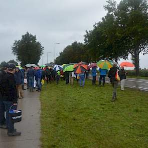 En na afloop met z'n allen wachten op de bus naar de parkeerplaats.