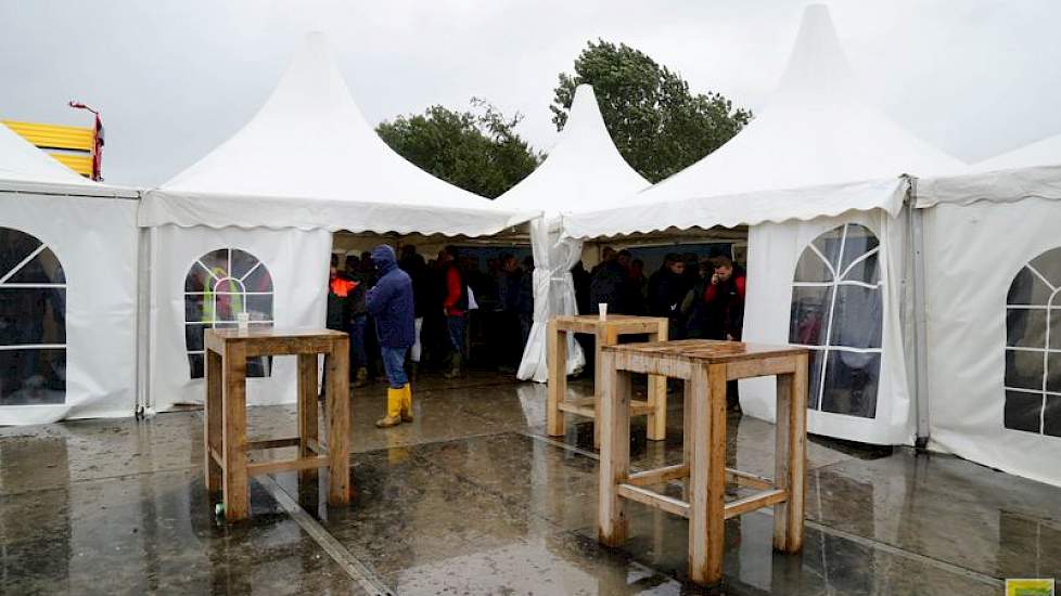 Tijdens de vele buien zoeken bezoekers de stands weer op