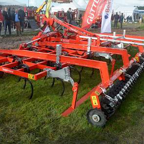 Güttler presenteert zijn PotatoEurope zijn triltrand cultivator SuperMaxx die is voorzien van wals en egalisatiebalk. Deze balk kan tijdens stoppelbewerking omhoog worden geklapt.