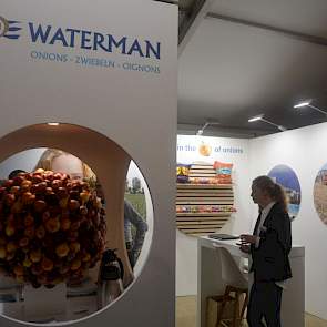 Vreemde eend in de bijt is uienpakstation Waterman uit Emmeloord. Maar voor Erik Waterman is PoatoEurope een uitgelezen kans om veel van zijn klanten dichtbij huis te ontmoeten.