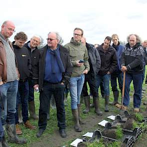 Ook in deze groep komt aan de orde dat de bodem véél en continu voeding nodig heeft; biomassa is van belang, maar even zo structuur, bodemleven, regenwormen en waterinfiltratie. „Over effecten van combinaties weten we nog nauwelijks iets!”