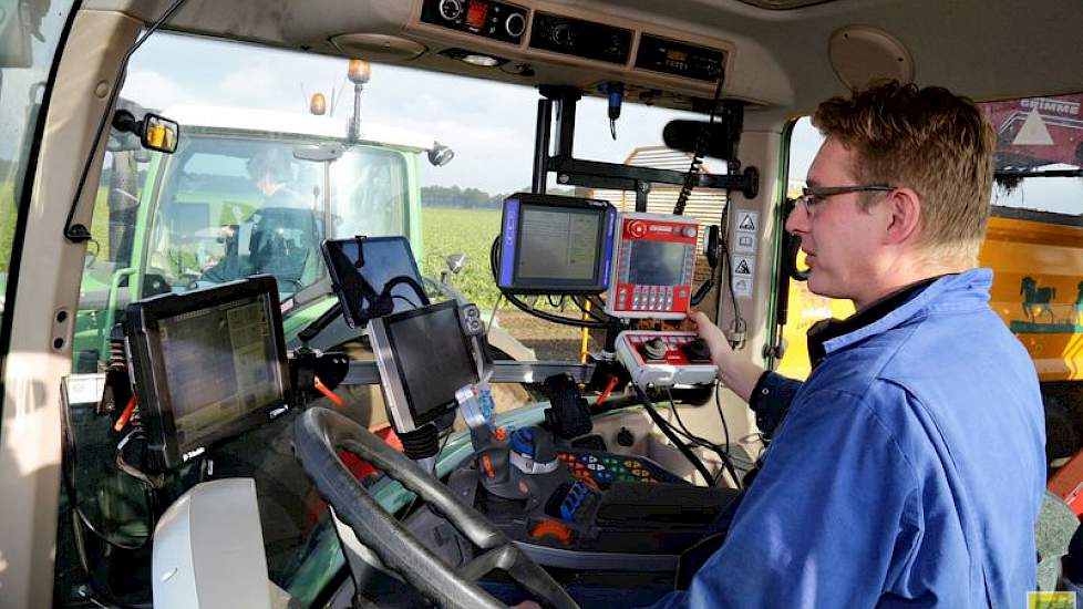 Zodra de combinatie rijdt, stelt Hemssems de gps weer in. Dat maakt de werkzaamheden aanzienlijk makkelijker, erkent hij. Maar het blijft vakmanschap, vindt hij. „Als de omstandigheden mooi zijn, loopt hij op de automaat. Maar je moet blijven opletten, wa