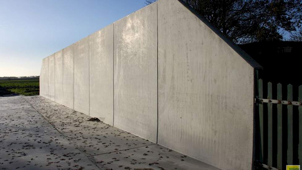 Ook bij de boerderij is een stortplaats voor de bieten. Op het erf een heeft Bierema een betonnen wand laten plaatsen, waar de bieten tegenaan gestort kunnen worden.