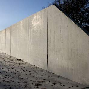 Ook bij de boerderij is een stortplaats voor de bieten. Op het erf een heeft Bierema een betonnen wand laten plaatsen, waar de bieten tegenaan gestort kunnen worden.