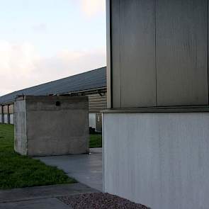 Bierema heeft er voor gekozen de bewaring in dezelfde stijl te bouwen als de kippenschuur. Beide gebouwen hebben een betonnen rand tot één meter hoog, daarboven donkergroene platen.