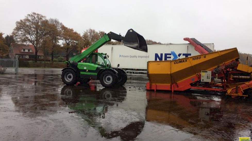 Met de verreiker vullen de akkerbouwers de stortbak, waarna de bieten via de hallenvuller in de vrachtwagen belanden.